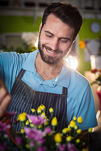 准备花束的男花匠花艺花店店铺剪刀植物商业工人员工区系男性图片
