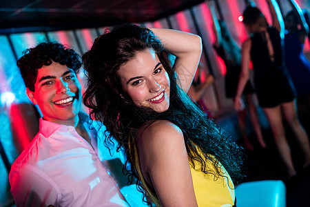 可爱的情侣一起跳舞 在舞蹈地板上酒吧女孩女性乐趣享受情人亲密感青少年夫妻女士图片