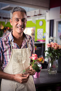 花店的鲜花店男花女男性玫瑰围裙花园男人快乐职员花朵花艺商业图片