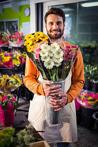 男花商在花店里拿着花花束男人服务花艺中心商业职业男性花瓶植物花朵图片