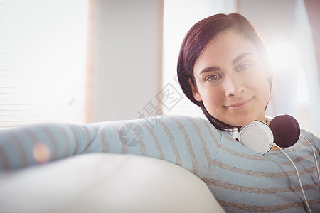 戴耳机的妇女肖像图片