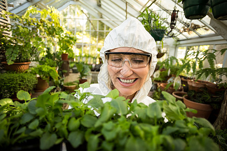 女科学家在保存植物时笑着微笑图片
