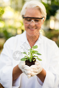 女科学家在扣留厂时微笑的女科学家图片