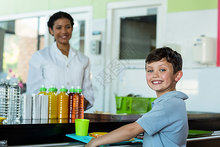 女同学和男学生站在食堂柜台图片