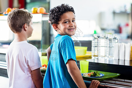 同学和同学站在食堂柜旁的中校男孩图片