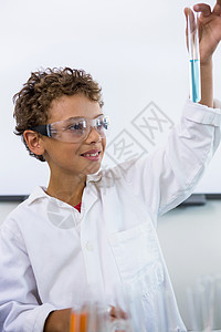 在实验室用液体装有测试管的男孩学习瞳孔男生化学小学实验学生小学生教育课堂图片