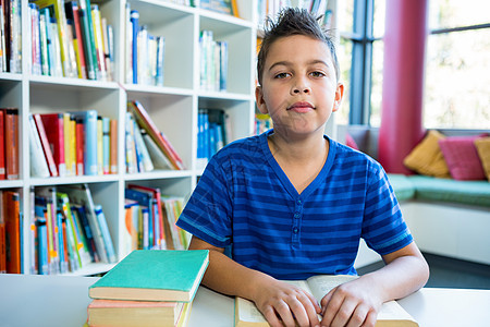 学校图书馆中小男孩阅读读书书柜混血男性教育文学学习知识行数读者桌子图片