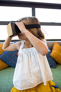 女孩在学校图书馆中翻阅虚拟现实的女童图片