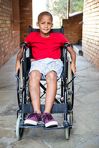 残疾孩子学校走廊的残疾男孩人数背景