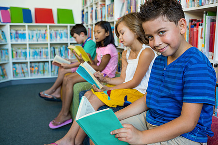 小学学生在图书馆阅读书本;图片