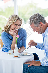 拥有食物的微笑成年夫妇图片