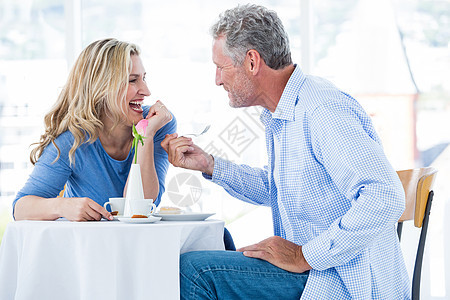 快乐的成熟夫妇有食物图片