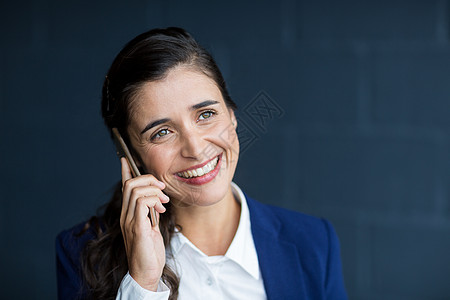 微笑的女人在电话里说话沟通女性女士休闲创造力人士公司职业装办公室幸福图片