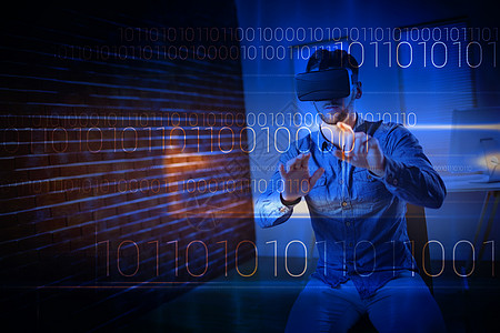 含二进制代码的蓝色技术设计复合图像辉光服装职业男人专注虚拟现实计算机耳机未来派休闲图片