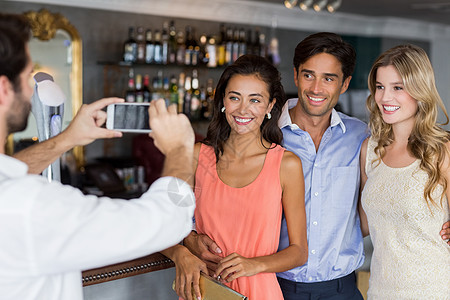 男人拍他朋友的照片娱乐女士餐厅喜悦庆典男性夜店友谊沟通服装图片