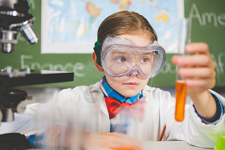 在实验室进行化学实验的女学生 大学女生班级学生防护眼镜学校工作服液体女性知识童年科学图片