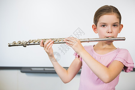 学校女生在课堂玩长笛的肖像图片