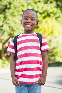快乐的男生站在校园里书包童年微笑学习学校学生小学生喜悦小学男性图片