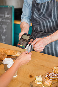 通过信用卡付款的女人食物酒店女士男人服务器银行业甜点食堂工人服务员图片