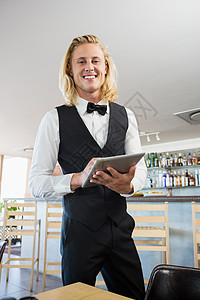 餐饮中使用数字平板电脑的服务员马甲工人酒店饮料触摸屏服务职员酒吧制服网络图片