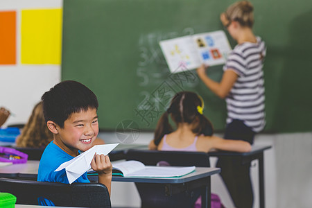 有纸机的男孩 老师在课堂上教书智力休闲小学数学教育男生教学椅子数字恶作剧图片