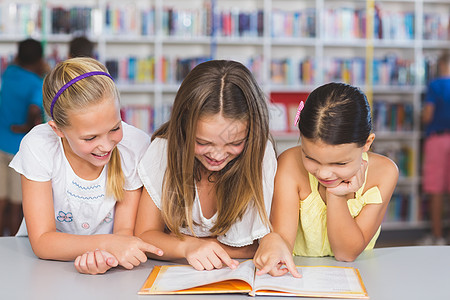 在校学生在图书馆一起阅读书本桌子瞳孔孩子们友谊知识童年同学快乐专注学校图片