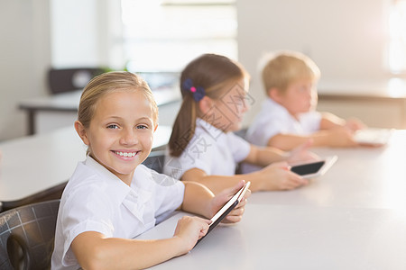 教室使用数字平板电脑的女学生班级小学课堂技术互联网闲暇网络女孩学生小学生图片