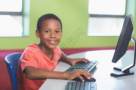 在课堂上使用计算机的在校男生童年学生老鼠男性知识分子喜悦小学生学习孩子班级图片
