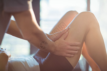 理疗师给女人做腿按摩休闲女士保健肌肉腿痛生理学理疗卫生损伤医生图片