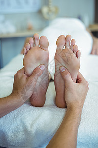 给一个女人做脚按摩的理疗师理疗疾病医生按摩师穴位保健女性女士从业者骨科图片