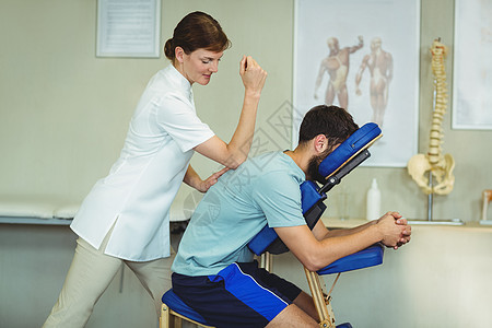 理疗师给一个病人做按摩回来骨科诊所女士疼痛脊柱医院专家男性脊椎医疗图片