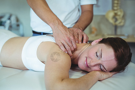 给一个女人做颈部按摩的理疗师穴位损伤理疗休闲治愈病人疼痛男人身体脖子图片