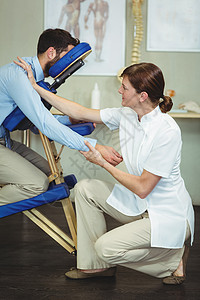 给病人做手臂按摩的理疗师生理学治疗医疗男性职业医学快乐理疗医生脊椎图片