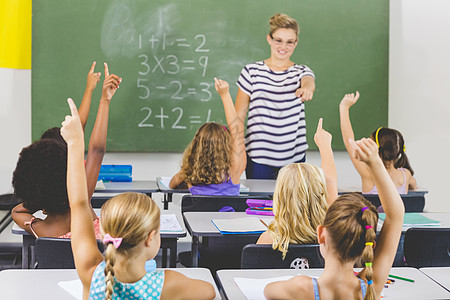 在校学生在课堂上举手微笑快乐班级男生女孩女学生休闲知识数学黑板图片
