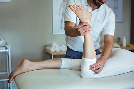 理疗师给女人做腿按摩女士治疗男人膝盖腿部服务整骨师肌肉卫生保健图片