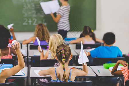 课堂上纸面飞机的在校学生图片