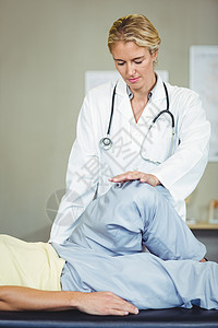 女性理疗师为男性病人进行膝膝部按摩女士生理学理疗健身诊所服务医疗微笑闲暇治疗图片