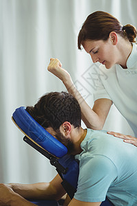 理疗师给一个病人做按摩回来卫生保健按摩师服装理疗骨科疗法医生专家疼痛图片