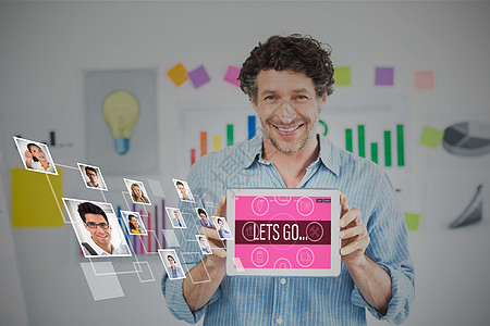 红辣椒创意图形在创意办公室显示带有空白屏幕的数字平板片的实业家综合图象人士微笑电脑设计专业商业男人技术手机平板背景