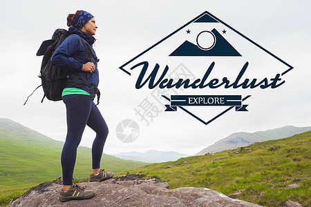 背着背包站在山上的女人图片