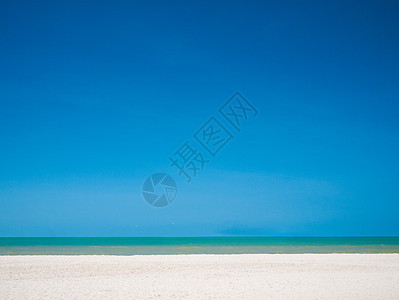 白沙滩 海面有蓝色天空阳光地平线海滩假期季节太阳晴天海洋风景热带图片