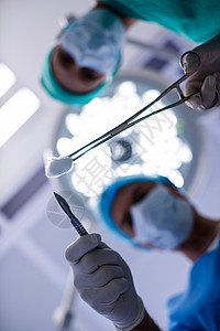 在手术剧院进行手术的外科外科医生工具卫生情况男性职业治疗检查磨砂膏棉布职场图片