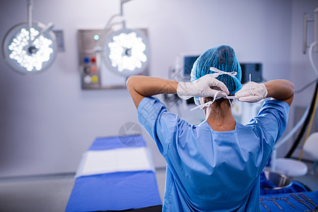 女护士在手术剧院绑上外科面具工作专家医疗口罩治疗手术室医生卫生老鼠女性图片