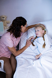 女医生在病房看病期间安慰病人咨询医师互动病床女孩诊断访问治疗医务室医疗图片