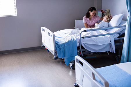 女医生在病房看病期间安慰病人服务病床专家职业快乐互动医务室女孩童年保健图片
