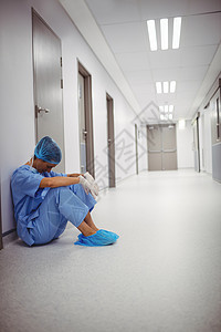 悲伤外科医生坐在走廊的地板上疾病住院手术磨砂膏职业治疗女性压力服务工作图片