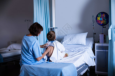 女医生用听诊器检查病人女士病房治疗男生专家童年考试药物医院疼痛图片