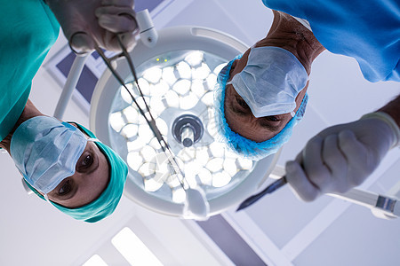 在手术剧院进行手术的外科外科医生情况磨砂膏保健口罩棉布工作男人手工具治疗女士图片