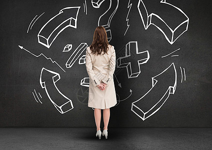女商务人士在黑板上看商业计划概念夹克背景问号符号人士计算机阴影思维套装减号图片