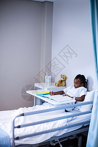 病人坐在书本上写作医学诊所夫妻保健学习乐趣医疗俏皮自由活动图片